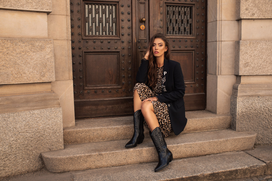 vestido com estampa de leopardo e botas de cowboy