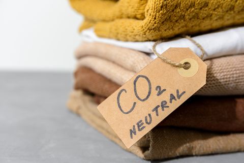 Roupas em chaminé com etiqueta reciclada de papel de emissão de carbono