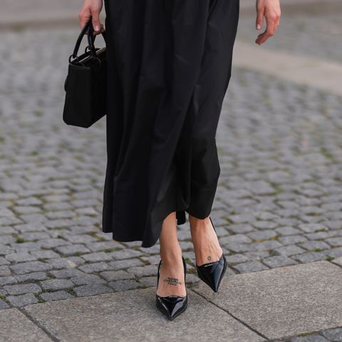 Berlim, Alemanha 31 de maio Lea Naumann usando salto preto Prada, vestido midi preto, bolsa Dior Black Lady em 31 de maio de 2022 em Berlim, Alemanha Foto tirada por Jeremy Moellergetty Images